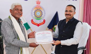 मौत के कुएं से बचाई 7 मासूम जिंदगियां: धमतरी एसपी ने जांबाज जयंत ध्रुव को किया सम्मानित