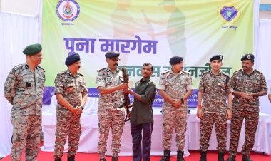 बीजापुर:‘पूना मारगेम’ अभियान के तहत 12 माओवादियों का आत्मसमर्पण, 54 लाख के इनामी कैडरों ने छोड़ा हिंसा का रास्ता