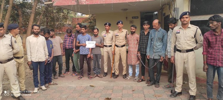 रायपुर पुलिस का 'ऑपरेशन वारंट': नॉर्थ जोन में आधी रात दबिश, 152 अपराधी गिरफ्तार