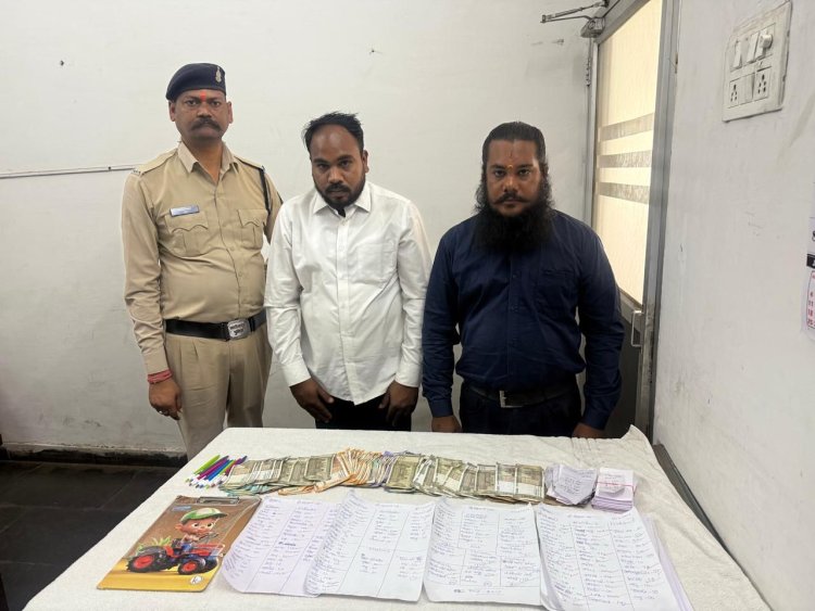 गुढ़ियारी में सट्टा पट्टी लिखते दो आरोपी गिरफ्तार, नकदी और सामान बरामद