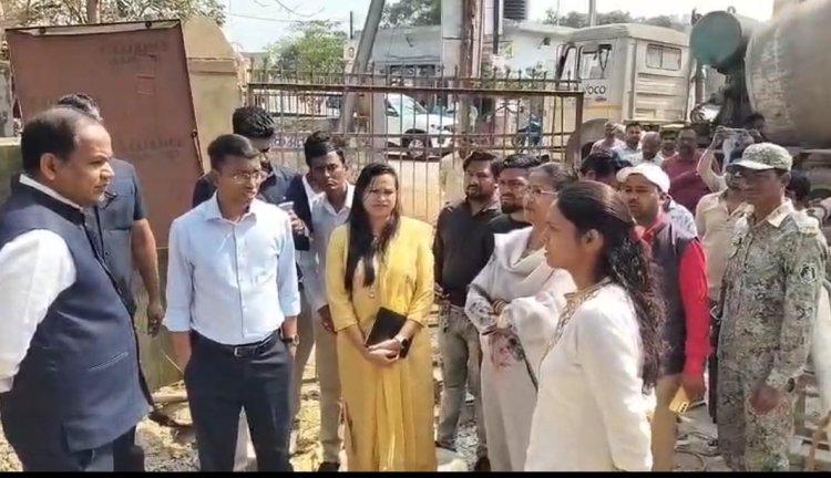 कलेक्टर डॉ.गौरव सिंह का मंदिर हसौद में धुआंधार निरीक्षण:शिक्षा और विकास कार्यों को परखा, नियम विरुद्ध चल रहे पान ठेले को किया सील