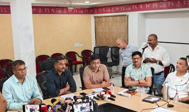 थाना डी.डी.नगर के प्रकरण में आरोपियों के कब्जे से 04 नग मोबाईल फोन कीमती लगभग 1,00,000/- रूपये तथा लगभग 02 लाख रूपये के सट्टा का हिसाब किया गया है जप्त ...