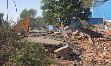 दुर्ग: अवैध अफीम खेती के आरोपियों पर प्रशासन का कड़ा प्रहार, अतिक्रमण पर चला बुलडोजर