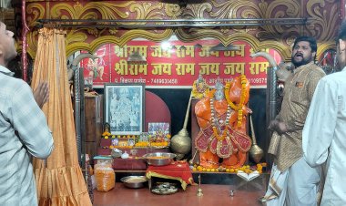 नेता प्रतिपक्ष एवं पार्षद आकाश तिवारी ने स्वयं हाथो से वितरित किया प्रसाद, समाजसेवी कुबेर राठी की सेवाभावी पहल को बताया समाज के लिए प्रेरणा ...