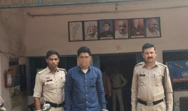 धमतरी पुलिस की बड़ी कार्रवाई: अवैध शराब के साथ टिकेश्वर साहू गिरफ्तार, मोटरसाइकिल और नगदी बरामद