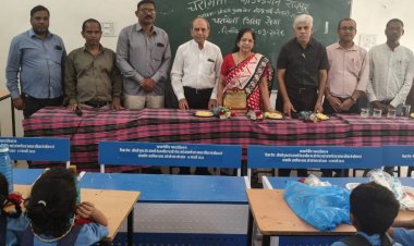 चैत्र नवरात्र के पावन अवसर पर शासकीय शाला में स्मार्ट क्लास हेतु फर्नीचर भेंट ...