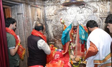 दुर्गा अष्टमी पर उप मुख्यमंत्री अरुण साव ने सपरिवार की पूजा-अर्चना, प्रदेशवासियों की खुशहाली की कामना