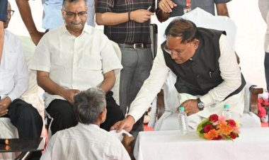 संवेदनशील नेतृत्व की मिसाल: मुख्यमंत्री श्री साय ने दिव्यांग चंदूलाल की सुनी पुकार, मिनटों में मिला समाधान ...