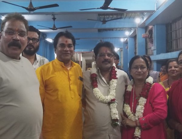 समाजसेवी कुबेर राठी एवं मंजू राठी ने संकटमोचन हनुमान मंदिर में मनाई वैवाहिक वर्षगांठ; गौ-सेवा और फल वितरण के साथ मनाया उत्सव