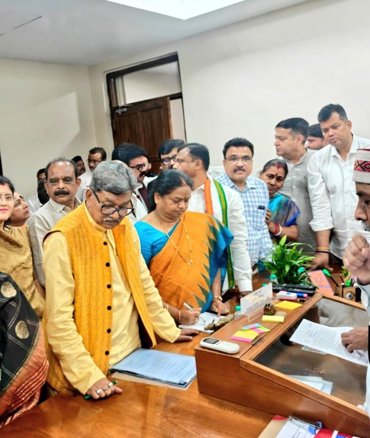 राज्यसभा के लिए पुनः चयनित होने पर फूलो देवी नेताम ने, छग विधानसभा में आज अपना नामांकन दाखिल किया।