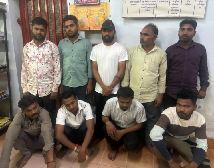 धमतरी पुलिस की बड़ी कार्रवाई: आमदी शराब दुकान के पीछे जुआ खेलते 09 आरोपी गिरफ्तार