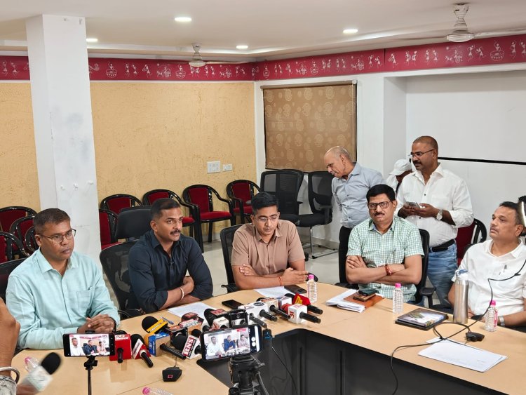 थाना डी.डी.नगर के प्रकरण में आरोपियों के कब्जे से 04 नग मोबाईल फोन कीमती लगभग 1,00,000/- रूपये तथा लगभग 02 लाख रूपये के सट्टा का हिसाब किया गया है जप्त ...