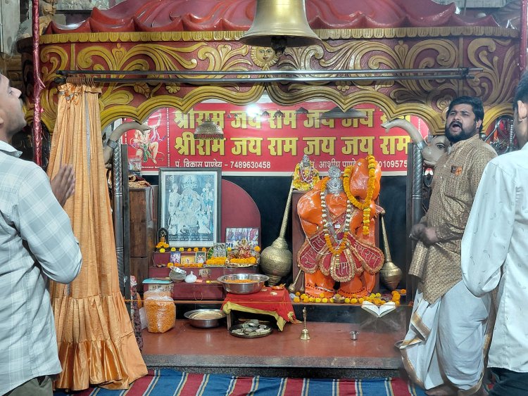 नेता प्रतिपक्ष एवं पार्षद आकाश तिवारी ने स्वयं हाथो से वितरित किया प्रसाद, समाजसेवी कुबेर राठी की सेवाभावी पहल को बताया समाज के लिए प्रेरणा ...