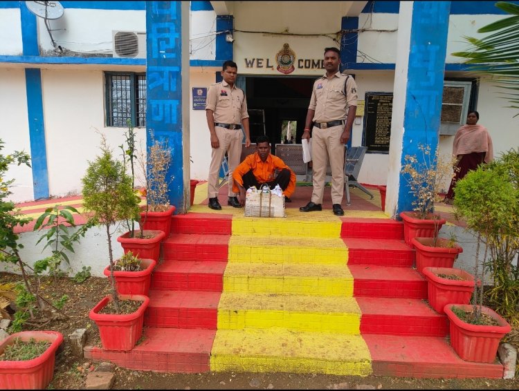 गरियाबंद पुलिस द्वारा ओडिशा प्रांत के 30 लीटर देशी कच्ची महुआ शराब के साथ आरोपी को किया गया, गिरफ्तार ...