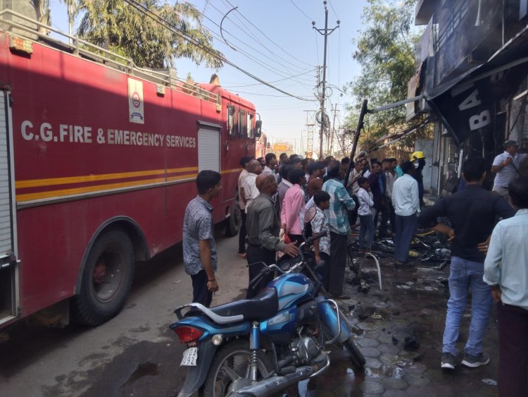 प्रताप चौक में आग का कहर: साक्षी फैशन शोरूम पूरी तरह जलकर खाक ...