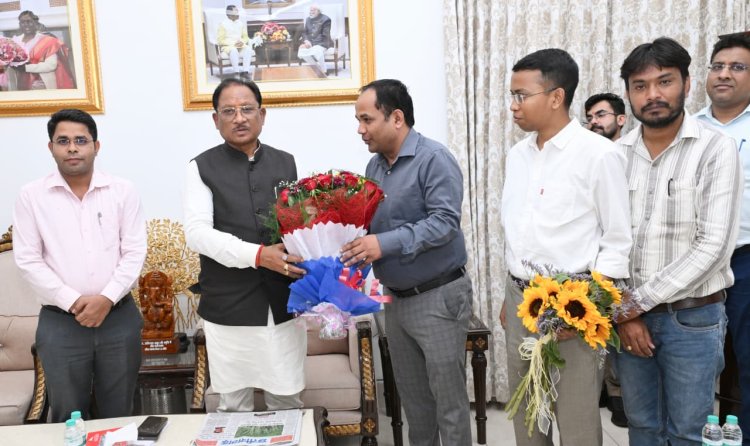 कलेक्टर डॉ. गौरव सिंह ने मुख्यमंत्री को कुंवरगढ़ महोत्सव में शामिल होने का दिया आमंत्रण ...