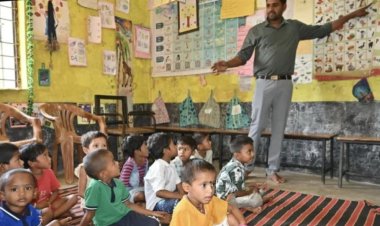 जब कलेक्टर साहब' बने शिक्षक: उरपुटी आंगनबाड़ी में कलेक्टर अबिनाश मिश्रा का अनूठा अंदाज ...