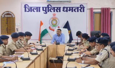 धमतरी में जुआ-सट्टा और नशे के खिलाफ 'जीरो टॉलरेंस': SP की कड़ी चेतावनी– "अवैध धंधे बंद करो या जिला छोड़ दो" ...