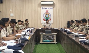 रायगढ़ एसएसपी ने ली अपराध समीक्षा बैठक: लापरवाही पर थाना प्रभारियों को नोटिस, 'जीरो टॉलरेंस' के निर्देश ...
