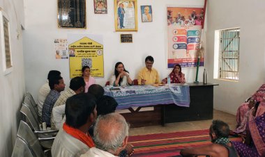 विशेष ग्राम सभा में ग्रामवासियों को जनगणना के सम्बन्ध किया जा रहा है जागरुक ...