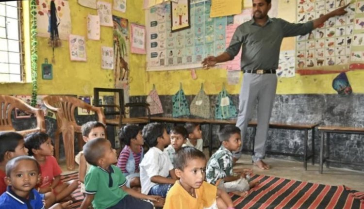 जब कलेक्टर साहब' बने शिक्षक: उरपुटी आंगनबाड़ी में कलेक्टर अबिनाश मिश्रा का अनूठा अंदाज ...