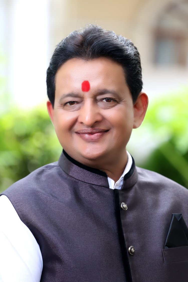 छत्तीसगढ़ की जीवनदायिनी '108 संजीवनी' का नया अवतार, बसना विधायक डॉ. संपत अग्रवाल ने आधुनिक एंबुलेंस सेवाओं का किया भव्य स्वागत ...