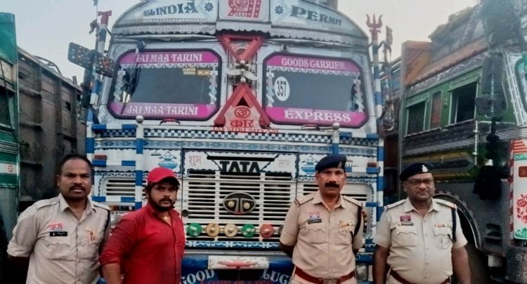 रायगढ़ पुलिस का "ऑपरेशन प्रहार": 21 लाख का अवैध कबाड़ जब्त, 5 ट्रक पुलिस के कब्जे में ...