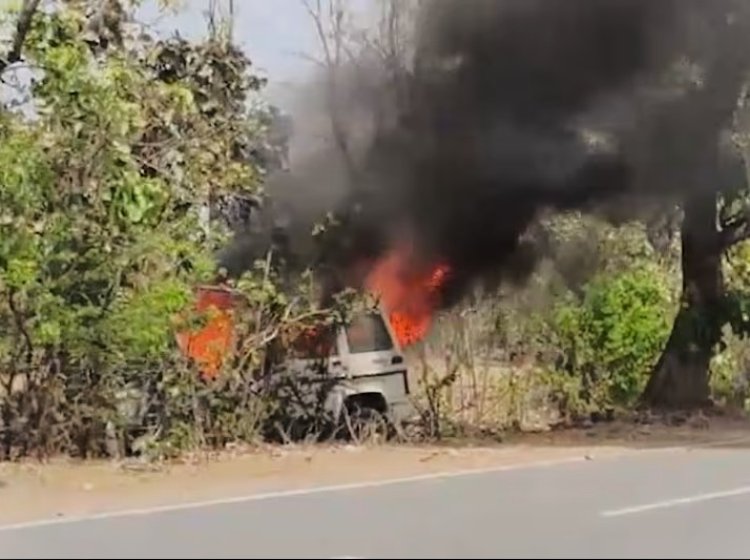 गौरेला-पेंड्रा-मरवाही: पेड़ से टकराकर बोलेरो में लगी भीषण आग, बाल-बाल बचे सवार