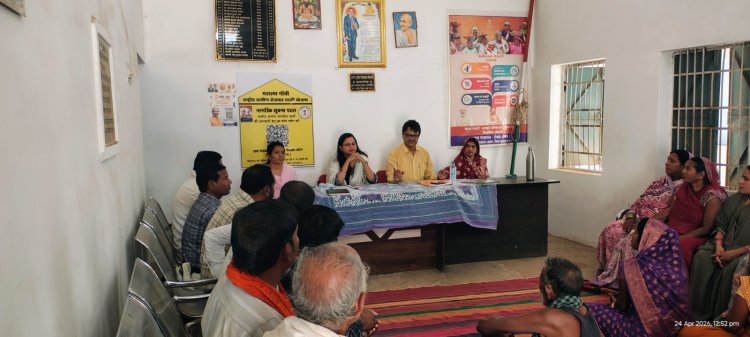 विशेष ग्राम सभा में ग्रामवासियों को जनगणना के सम्बन्ध किया जा रहा है जागरुक ...