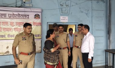 नीट परीक्षा की तैयारियों का जायजा लेने पहुंचे कलेक्टर डॉ. गौरव सिंह स्कूल ।