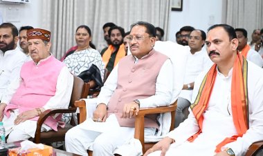 मुख्यमंत्री विष्णुदेव साय ने मुख्यमंत्री निवास में जनप्रतिनिधियों एवं नागरिकों के साथ सुनी प्रधानमंत्री की 'मन की बात' की 135वीं कड़ी