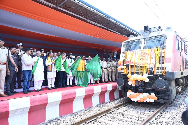 मुख्यमंत्री विष्णुदेव साय के साथ विधायक डॉ. संपत अग्रवाल ने दिखाई 'सोमनाथ स्वाभिमान सांस्कृतिक यात्रा' को हरी झंडी, 1000 श्रद्धालु सोमनाथ धाम रवाना