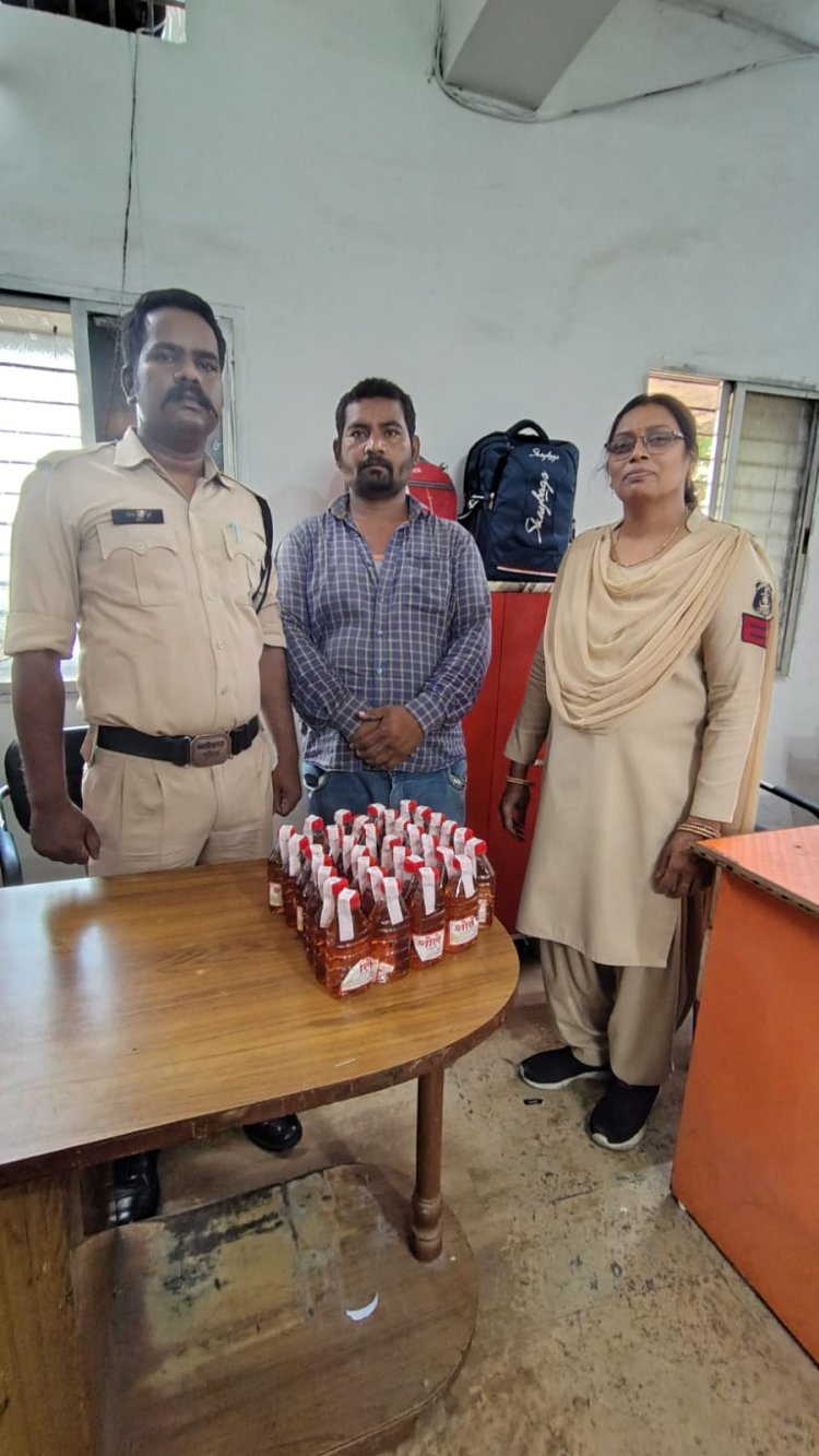 थाना टिकरापारा पुलिस द्वारा क्षेत्र के देवपुरी भाठागांव पर अवैध शराब विक्रय करने वाले आरोपी अजय जांगडे को अवैध शराब के साथ किया गया रंगेहाथ गिरफ्तार।