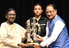 राष्ट्रपति भवन में बस्तर की गूंज: राष्ट्रपति मुर्मू ने ‘बस्तर पंडुम-2026’ के विजेताओं का किया अभिनंदन, कहा— "हिंसा छोड़ प्रगति के नए युग में बस्तर"