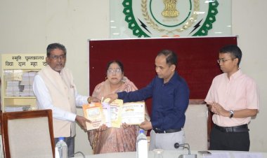 बिलासपुर की कवयित्री श्रीमती बसन्ती वर्मा ने दान की 300 से अधिक प्रतियोगी परीक्षा की पुस्तकें