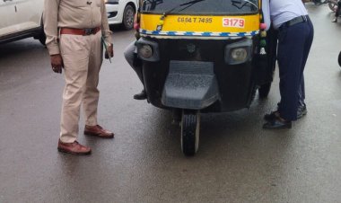 स्कूली बच्चों की सुरक्षा पर सख्त रायपुर ट्रैफिक पुलिस! ओवरलोड ऑटो-ई-रिक्शा पर चला बड़ा अभियान, 50 चालकों पर कार्रवाई