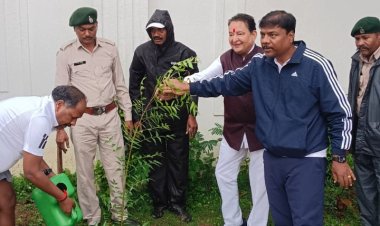कुशाभाऊ ठाकरे परिसर में राष्ट्रीय सह संगठन महामंत्री शिवप्रकाश संग विधायक डॉ संपत अग्रवाल ने रोपा पौधा, कहा-प्रकृति के प्रति हमारी जिम्मेदारी का प्रतीक है हर पौधा