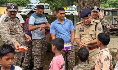 सुकमा पुलिस अधीक्षक ने संवेदनशील कैंपों का जायजा ले बच्चों को बांटे चॉकलेट, ग्रामीणों से की सीधी बात