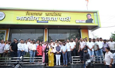 विधायक डॉ. संपत अग्रवाल की अध्यक्षता में बसना में समीक्षा बैठक संपन्न, राज्यपाल के स्वागत और 'घर-घर तिरंगा' अभियान की बनी भव्य कार्ययोजना