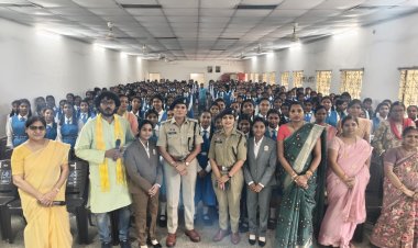 डीसीपी यातायात डॉ. अर्चना झा के मार्गदर्शन में लक्ष्मी नारायण कन्या विद्यालय, कालीबाड़ी, रायपुर में यातायात, महिला सुरक्षा एवं साइबर सुरक्षा विषय पर किया गया जागरूकता कार्यक्रम।