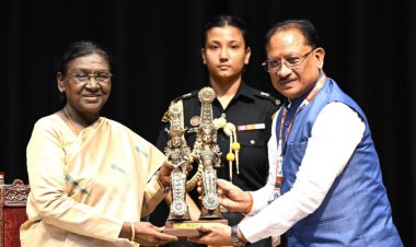 राष्ट्रपति भवन में बस्तर की गूंज: राष्ट्रपति मुर्मू ने ‘बस्तर पंडुम-2026’ के विजेताओं का किया अभिनंदन, कहा— "हिंसा छोड़ प्रगति के नए युग में बस्तर"