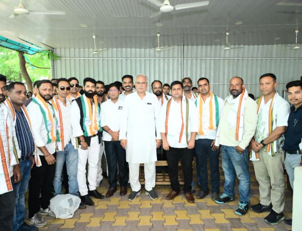 शिवसेना को तगड़ा झटका: अमलेश्वर में प्रदेश सचिव हिमांशु शर्मा ने थामा कांग्रेस का दामन, 65 युवाओं ने ली सदस्यता