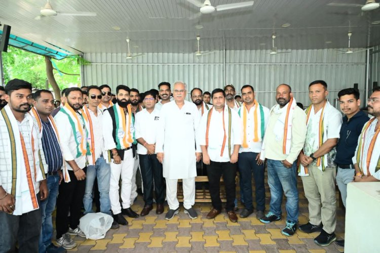 शिवसेना को तगड़ा झटका: अमलेश्वर में प्रदेश सचिव हिमांशु शर्मा ने थामा कांग्रेस का दामन, 65 युवाओं ने ली सदस्यता