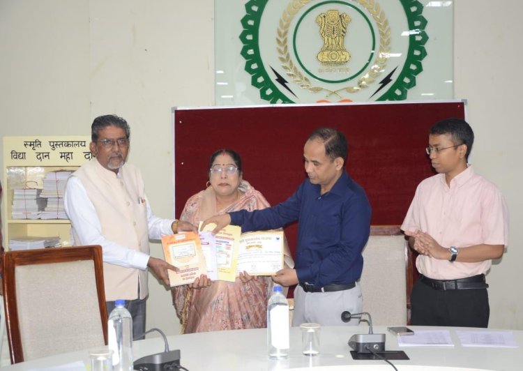 बिलासपुर की कवयित्री श्रीमती बसन्ती वर्मा ने दान की 300 से अधिक प्रतियोगी परीक्षा की पुस्तकें