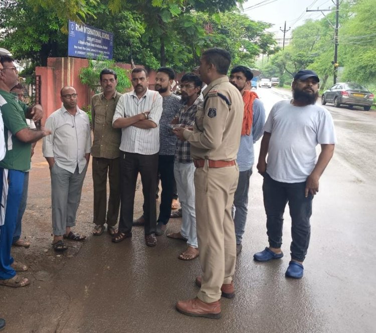 बिना समुचित सुरक्षा उपाय के स्कूली बच्चों का परिवहन करने वाले ई-रिक्शा, ऑटो एवं वैन की यातायात पुलिस द्वारा औचक जांच