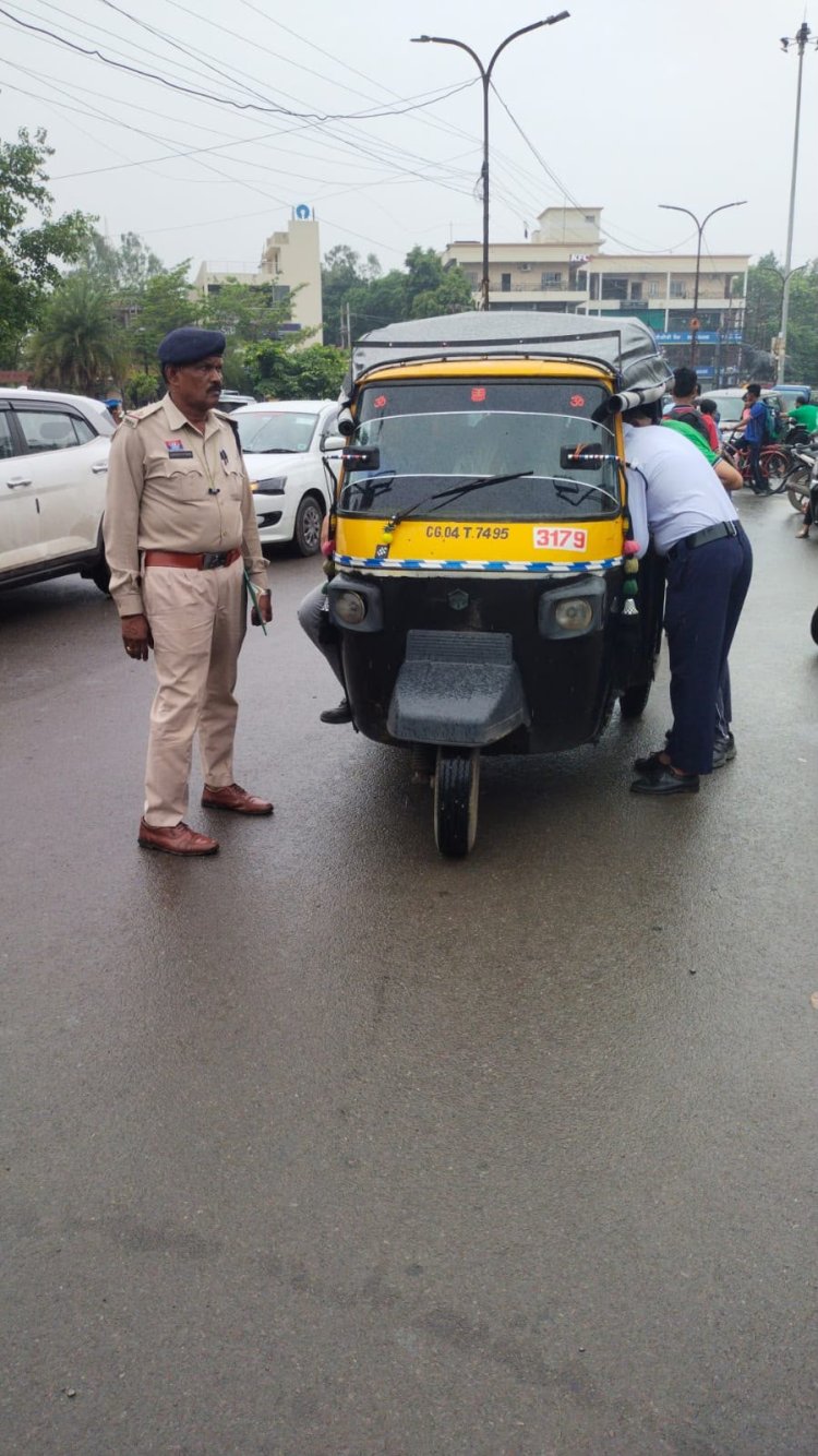 स्कूली बच्चों की सुरक्षा पर सख्त रायपुर ट्रैफिक पुलिस! ओवरलोड ऑटो-ई-रिक्शा पर चला बड़ा अभियान, 50 चालकों पर कार्रवाई