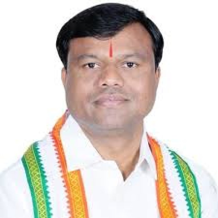 वाटर कैनन भी हम पर, आंसू गैस भी हम पर, पत्थर और डंडे से प्रहार भी हम पर और एफआईआर भी हम पर, शर्म करो सरकार - दीपक बैज