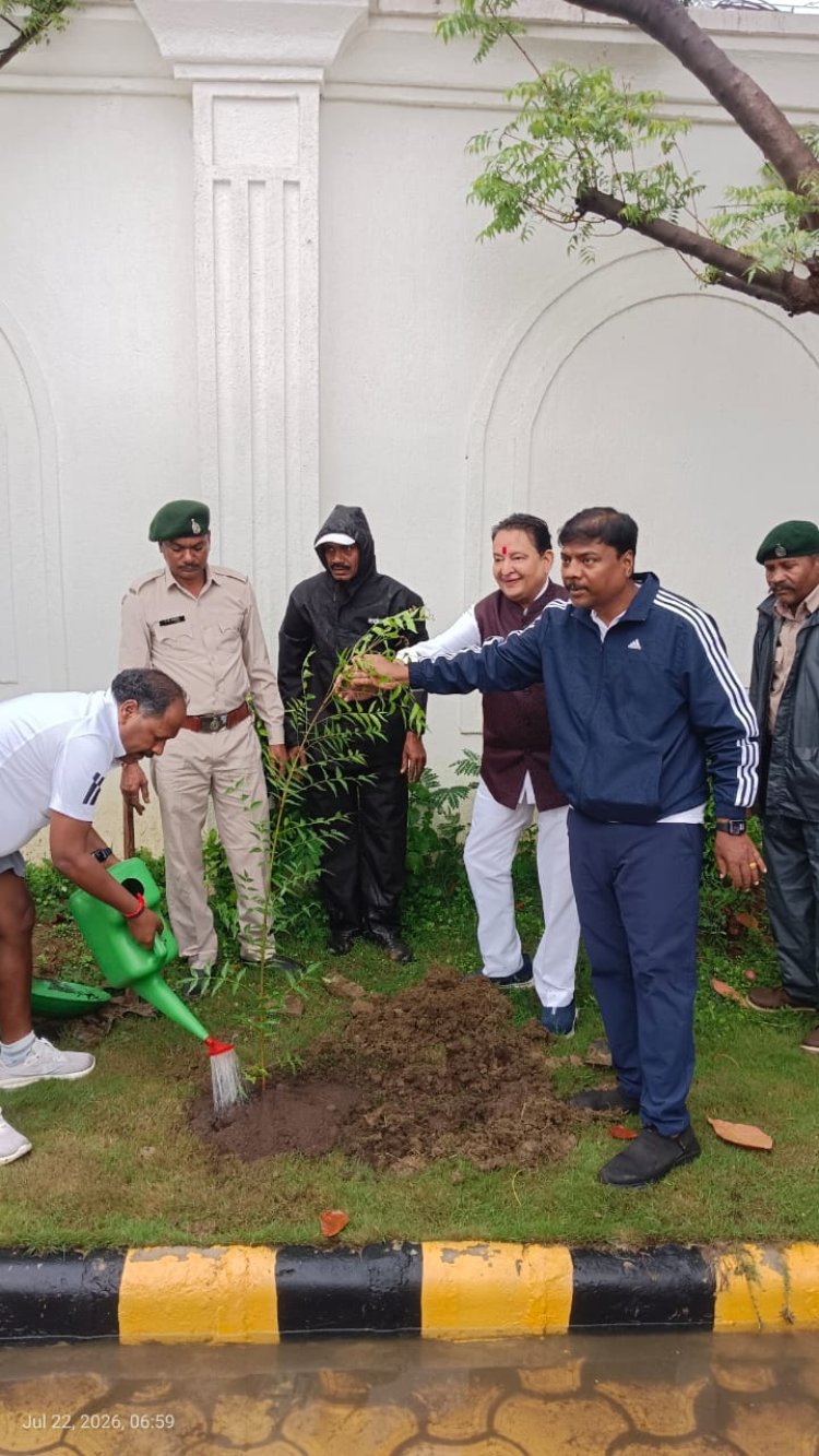 कुशाभाऊ ठाकरे परिसर में राष्ट्रीय सह संगठन महामंत्री शिवप्रकाश संग विधायक डॉ संपत अग्रवाल ने रोपा पौधा, कहा-प्रकृति के प्रति हमारी जिम्मेदारी का प्रतीक है हर पौधा
