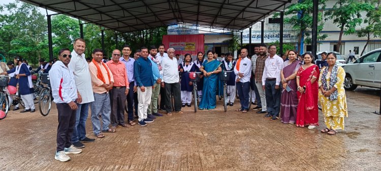 शाला प्रवेश उत्सव में सायकल वितरण किया गया