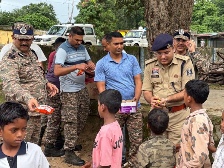 सुकमा पुलिस अधीक्षक ने संवेदनशील कैंपों का जायजा ले बच्चों को बांटे चॉकलेट, ग्रामीणों से की सीधी बात